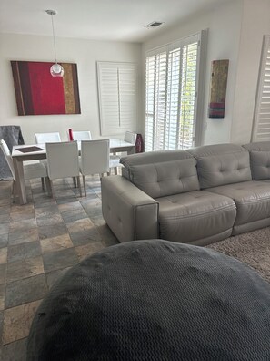 Living area - Beautiful 1-bedroom house with AC in charming Indio (Indio)