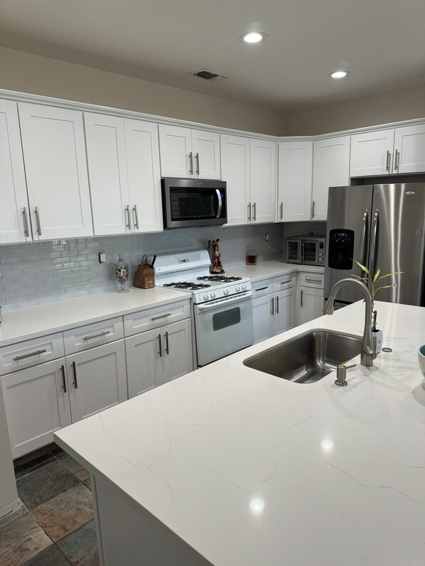 Private kitchen - Beautiful 1-bedroom house with AC in charming Indio (Indio)