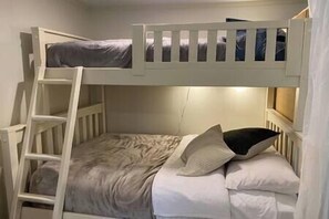 4 bedrooms, iron/ironing board, WiFi, bed sheets - Acadian Dreams- Entire home next to Acadia (Mount Desert)
