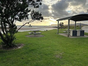 Outdoor dining - A relaxed coastal bach made for slowing down - 2 min to the beach (Whitianga)