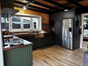 Refrigerador, microondas, horno y parrilla de estufa 