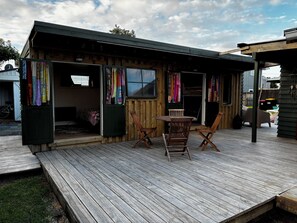 Outdoor dining - A relaxed coastal bach made for slowing down - 2 min to the beach (Whitianga)