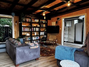 Smart TV, books - A relaxed coastal bach made for slowing down - 2 min to the beach (Whitianga)