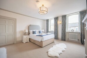 4 bedrooms, iron/ironing board, travel cot, WiFi - The Lookout, Southwold (Southwold)