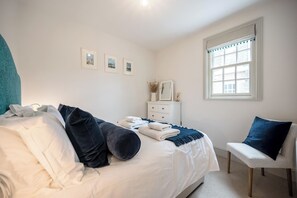 1 habitación, tabla de planchar con plancha, cuna de viaje y wifi 