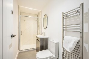 Bathroom - 38 Prospect Place, Leiston (Leiston)