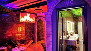 Een modern interieur met een open haard, een toilet en een zithoek.