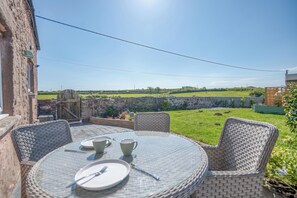 Outdoor dining - Lamb Cottage, Holiday Cottage Herbrandston, Sleeps 6, 3 bedrooms,  bathrooms (Milford Haven)