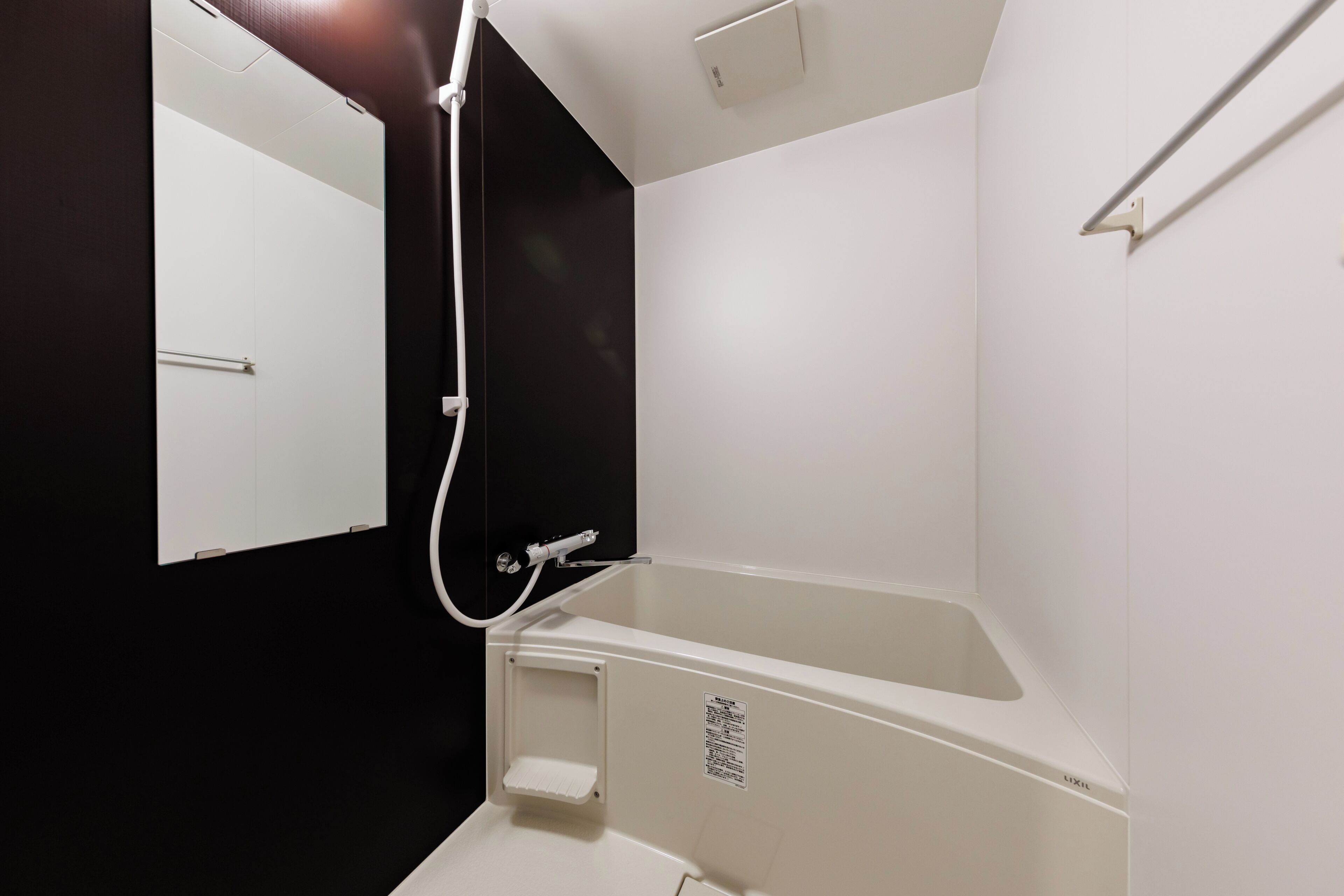 Ein Badezimmer mit Badewanne, Dusche und Spiegel.
