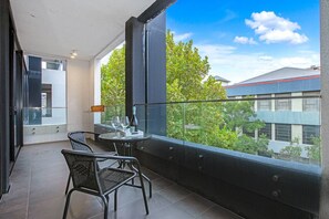 Outdoor dining - 2BR Surry Hills | Free Parking, Walk to Central (Surry Hills)