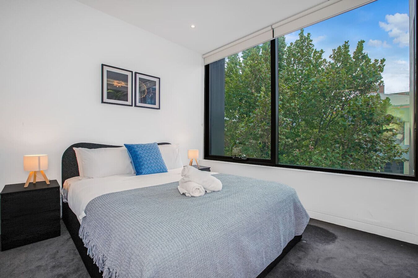 Desk, iron/ironing board, WiFi, bed sheets