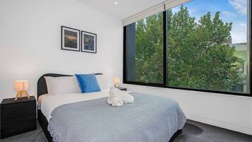 Desk, iron/ironing board, WiFi, bed sheets