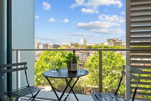 Dining - 2BR Chippendale | Free Parking, Walk to Central (Chippendale)