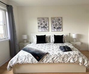 4 bedrooms, desk, iron/ironing board, travel crib - 4 BR Spacious Home in Barrie (Barrie)