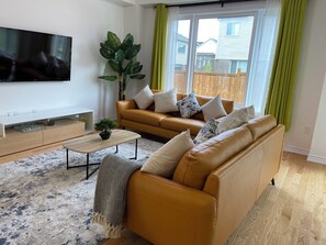 TV, books - 4 BR Spacious Home in Barrie (Barrie)