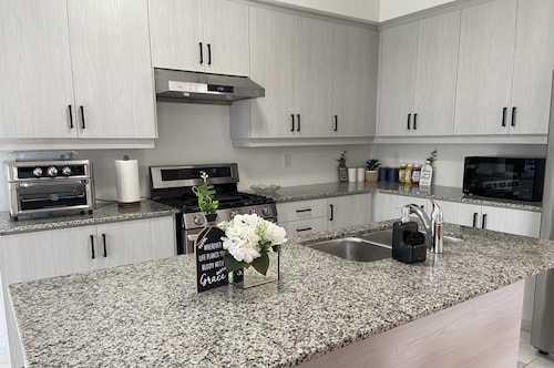 4 BR Spacious Home in Barrie