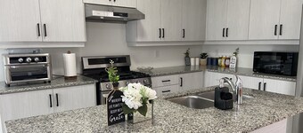4 BR Spacious Home in Barrie