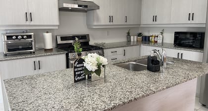 4 BR Spacious Home in Barrie
