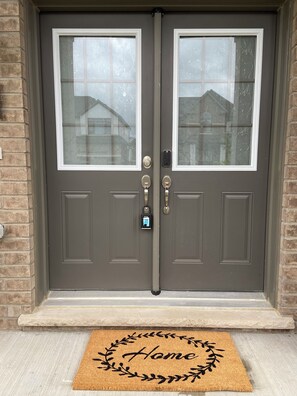 Exterior detail - 4 BR Spacious Home in Barrie (Barrie)