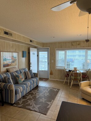 Smart TV - Stunning sunsets on the bay!! 1 block to the beach & next to the Convention Ctr (Ocean City)