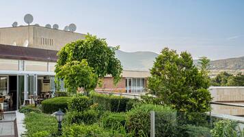 المنطقة المحيطة بالمنشأة