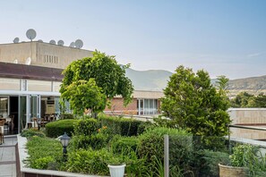 المنطقة المحيطة بالمنشأة