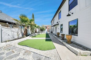 Property grounds - Arbor Flats #3 in the Heart of Houston (Houston)