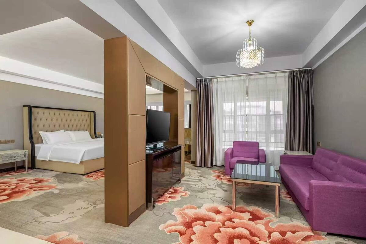 Executive Suite | Premium bedding, desk, laptop workspace, blackout drapes