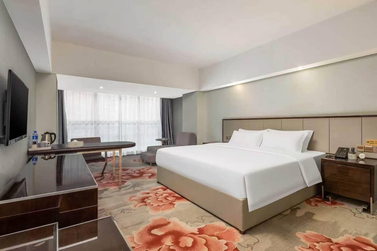 Standard Single Room, 1 Queen Bed | Premium bedding, desk, laptop workspace, blackout drapes