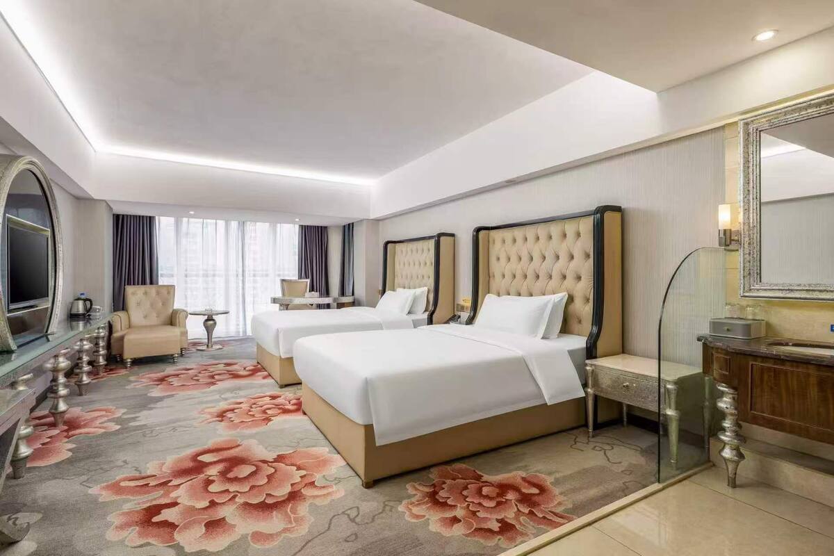 Superior Twin Room | Premium bedding, desk, laptop workspace, blackout drapes