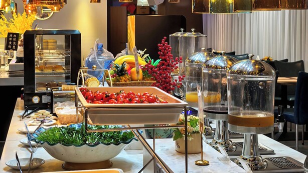 A buffet setup with various food items and a sign indicating no outside food and drink. - Feng Zheng Hotel (Guangzhou)