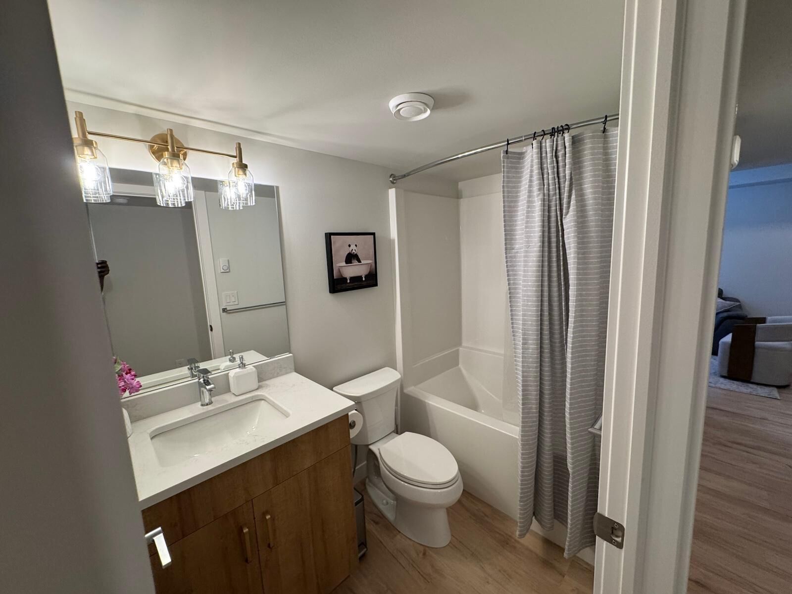 Un baño moderno con tocador, inodoro y ducha.