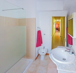 Ein Badezimmer mit Dusche, Bidet und Badewanne.
