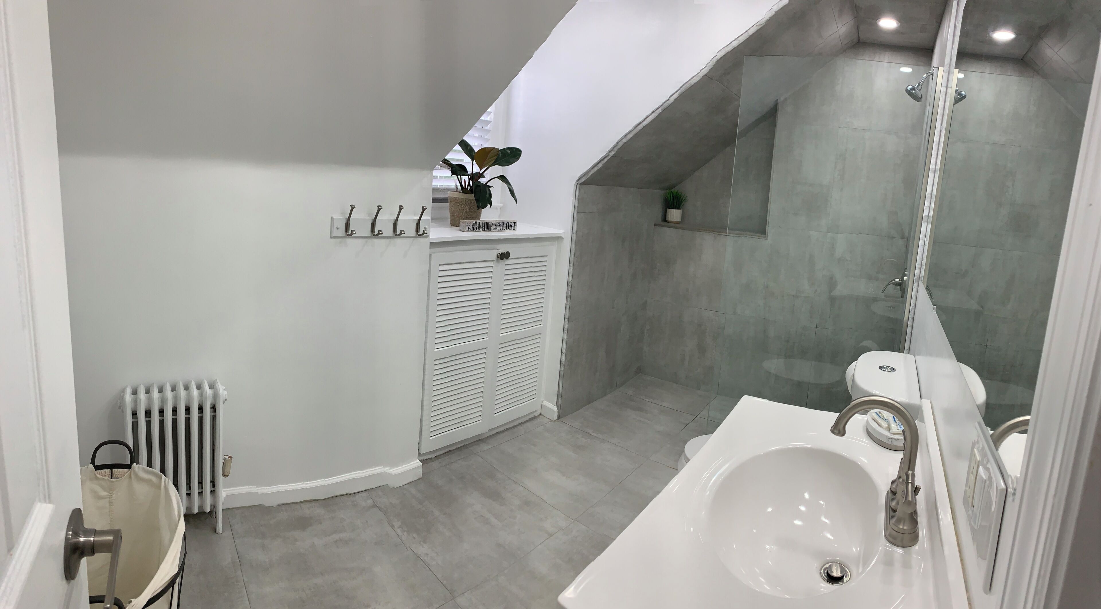 Douche, séchoir à cheveux, serviettes fournies, savon