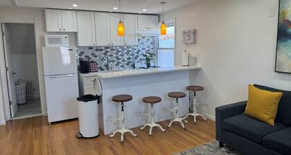 Cozy 1-bedroom apartment with Private Entrance In Quiet Home