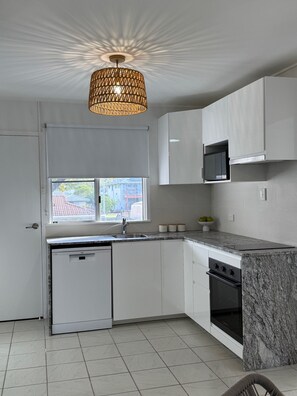 Microwave, oven, stovetop, dishwasher - Burrum Heads Beach Escape – Modern 2BR Unit, AC, WiFi (Burrum Heads)
