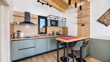 Réfrigérateur, micro-ondes, plaque de cuisson, lave-vaisselle