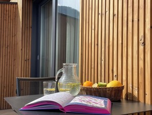 Outdoor dining - Selva Cabin 3 — The Mountain Base (Zărnești)