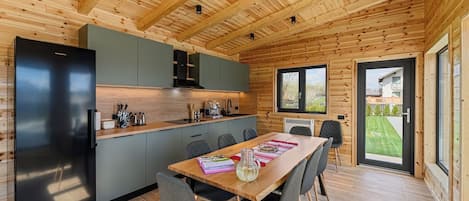 Frigorífico, microondas, placa de cocina y lavavajillas
