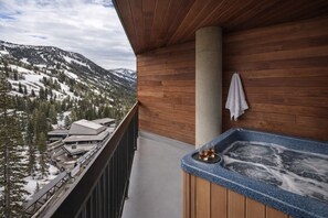 Outdoor spa tub - REDUCED!  Snowbird Cliff Club 2BR/3BA Pinnacle condo. Apr 4-11
Ski in, ski out. (Snowbird)