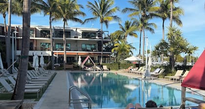 Charming 2-bedroom boat with AC in fabulous Key West, sleeps up to 8 people