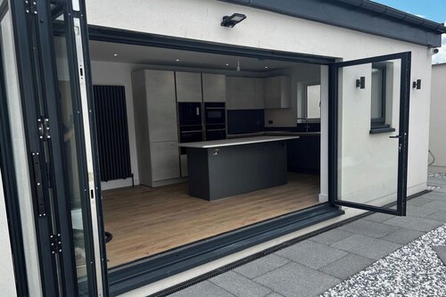 5 Bed house/sleeps10/free parking/pets/city centre