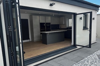 5 Bed house/sleeps10/free parking/pets/city centre
