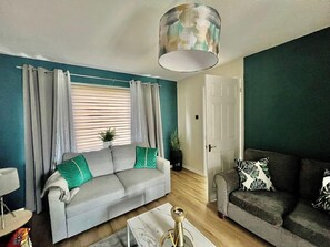 TV - Charming 3 Bedroom House Near Canterbury Centre (Canterbury)