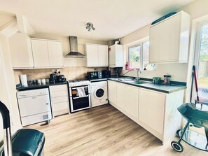 Fridge, microwave, oven, stovetop - Charming 3 Bedroom House Near Canterbury Centre (Canterbury)