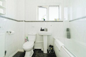 Towels - Charming 3 Bedroom House Near Canterbury Centre (Canterbury)