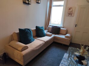 Living area - Cozy Gateshead Apartment Retreat (Gateshead)