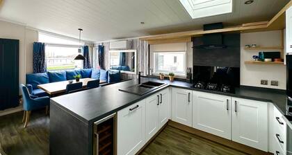 Luxury spacious lodge sleeps 9 Hunstanton