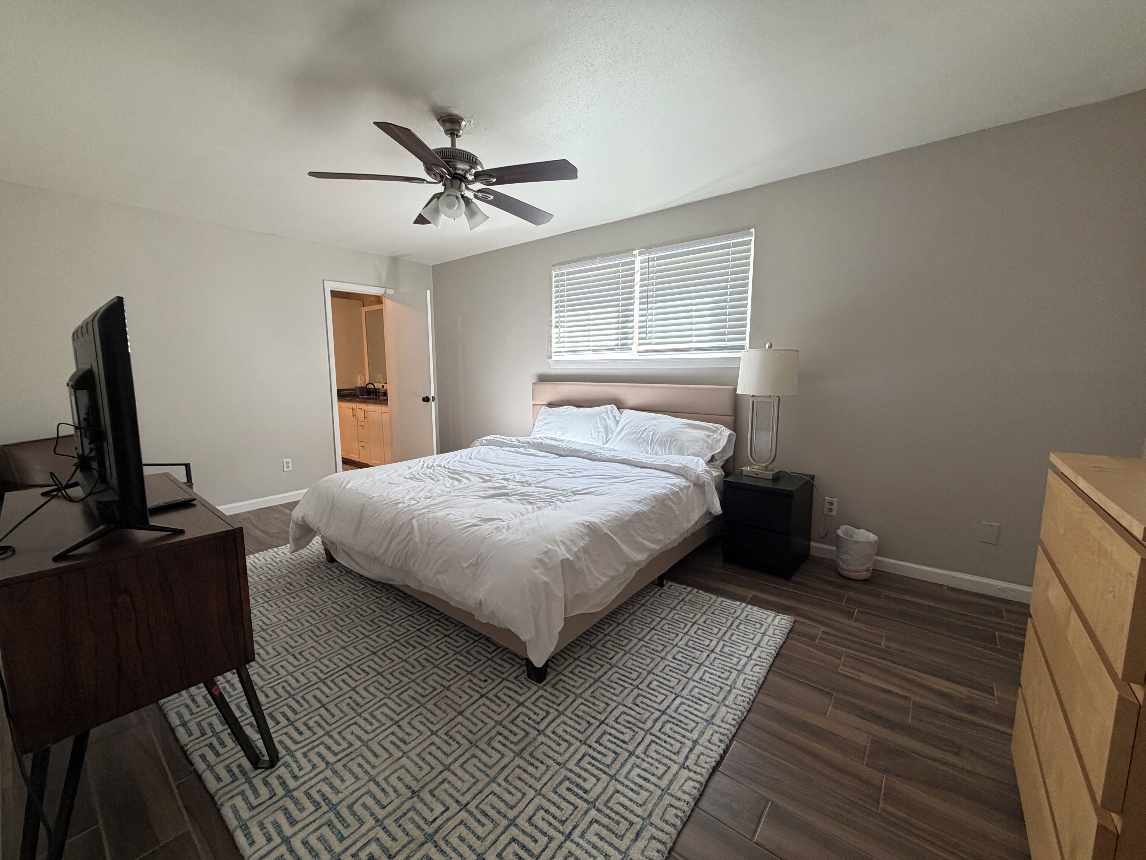 3 bedrooms, iron/ironing board, WiFi, bed sheets