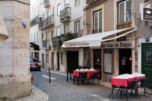 Un restaurant anomenat 'Solar do Duque' amb terrassa, una escala que condueix a l'entrada i un cartell que indica el menú.